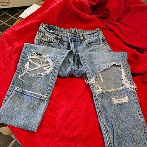 American Eagle strigid ripped knee Mom jeans size 0